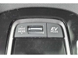 EVドライブモードで、エンジン音や排気ガスを気にすることなく走れます。早朝・深夜や屋内の駐車場などで重宝しますよ♪