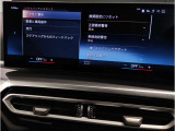 【ⅰドライブナビゲーション】文字情報も鮮明に表示する高解像度カラーディスプレイを採用。視認性に優れた地図デザインと特徴的な建造物を目印にした描写表示で現在位置を把握できます。地図データの更新も可能です
