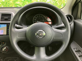 ステアリングの奥に速度計が配置され、運転席から表示を確認しやすいレイアウトです。周辺には各種操作部もまとまり、前方を見ながら必要な情報を把握しやすい運転席です。