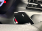 【パドルシフト】ハンドルから手を離さずに素早くシフトアップ&ダウンができるので、エンジンブレーキを使う下り坂や高速道路の合流で加速したい場面で役立ちます。