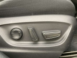 運転する時はドライビングポジションが気になりますよね。パワーシートで座席位置の微調整もしっかりできます。高級感がある装備としても人気があります。