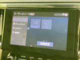 映像機器やテレビを選択できるメニューが画面に表示され、利用したい項目を確認しながら選べます。ソース切り替えの内容がまとまっており、停車中の活用にも便利です。