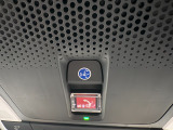 デュアルエアコンを装備!運転席と助手席でそれぞれお好みの温度に設定できるため、体感温度の違いにも対応できます。同乗者と一緒のドライブを、より快適に過ごせる嬉しい装備です。