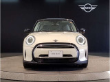 MINIのボンネットはヘッドライト部分に穴が開いている特徴的なもので御座います。MINIの伝統やこだわりがこういったところにも表れております。