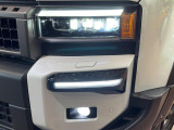 【LEDヘッドライト】悪天候や夜間走行時も良好な視界を確保し安心して運転できる高輝度LEDヘッドライトを装備!点灯速度が早く、消費電力も抑えられています。