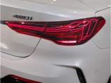 【レーザーライト】ブルーのデザインとBMW Laserのロゴにより視覚的にも個性を主張するレーザーライト。ハイビームモードを設定すると最長600mまでの距離を照射。夜間におけるドライビングの快適性を向上させますS