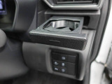カップホルダーは運転席や助手席からちょうど手の届く位置です!!