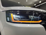 【LEDヘッドライト】悪天候や夜間走行時も良好な視界を確保し安心して運転できる高輝度LEDヘッドライトを装備!点灯速度が早く、消費電力も抑えられています。