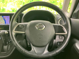運転席に座ったまま握りやすい位置にあり、手元には複数のスイッチを配置。前方を意識しながら必要な操作に移りやすく、毎日の運転で扱いやすい設計です。