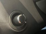 電動調整ステアリングコラムは、このレバーを使うことでハンドルの位置を前後上下に調整できます。更にシートメモリーと同時にハンドルの位置も記憶するので、大変便利な機能です。
