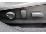 「運転席10WAY電動パワーシート(ランバーサポート付)」も装備、腰部の反り具合も調整できるランバーサポート付きでより身体にフィットしたポジショニングが可能、ロングドライブでも疲れにくいと思います