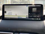地図と現在地を一画面で確認でき、周辺の道路や施設を把握しながら目的地を探せます。テレビ情報も同時に表示され、状況に応じて画面の内容を確認できます。