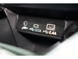 小物の収納に便利なセンタートレイには携帯等のデバイスの充電可能なUSB出力電源付です。