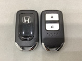 スマートキーを装備しています。鍵を差し込むことなくドアロックの開け閉めと、スタートボタン操作でのエンジンスタートができます。スペアキーも同じものを用意しております。