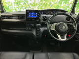 運転席から見渡すと、メーターや中央の画面、手元の操作部がまとまって配置されています。前方を確認しながら各部へ目を配りやすく、日々の運転で扱いやすい室内構成です。