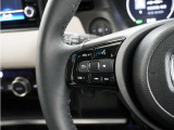 ハンドルにオーディオ操作用スイッチを備え、手を放さずに操作可能。安全性と利便性を両立しています。