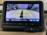 バックモニターで、後方を確認しながら安心して駐車することができます。※カメラが映し出す範囲は限られています。必ず車両周辺の安全を直接確認してください。