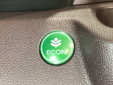 ECON モードをON にするとアクセルペダルの動きに対するエンジンの反応とエアコンの制御を切り換えることで、燃費のいい運転をするドライバーがペダルを踏んだ時と同じようにエンジンを制御します。
