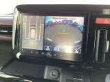 車両の前後左右に備えた計4つのカメラを活用し、車両を上方から俯瞰したようなトップビューのほか、フロントビュー、リヤビュー、左右サイドビューの映像をセンターディスプレイに表示。