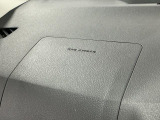 【助手席エアバッグ】SRSエアバッグとはシートベルトの働きを補助して衝突した時に乗員の衝撃を軽減するシートベルト併用式エアバッグ。前面衝突時に瞬時に膨らみ、頭部と胸部の衝撃を軽減します。