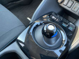 電気自動車独特のシフトレバーです