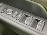 ドアまわりに各種スイッチがまとまり、窓の開閉など日常的に使う操作を手元で行いやすい配置です。運転席から確認しやすく、乗り降りの際にも使いやすさに配慮されています。