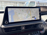 大きな画面に地図情報が表示され、目的地の確認や周辺の把握に便利です。空調操作部も近くにまとまり、日々のお出かけをサポートします。