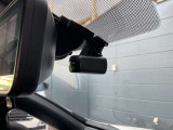 ドライブレコーダーは、車の運転中に前方の映像を記録する装置です。万が一の事故の際に、状況を記録して証拠として利用することができます。