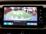 バックカメラの画像です。ガイドラインがスムースな車庫入れをサポートいたします。車庫入れの安心感がアップしますね。