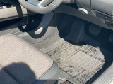 純正フロアカーペット付きです。社外品とは違い、マットのズレも少なく安全に運転できます。