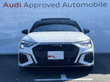 シングルフレームグリルはAudiの象徴的なデザイン要素であり、一目でAudiとわかるスタイル、大きくて迫力のある形状が車のスポーティな印象を強調しており、魅力的なデザインとなっています。