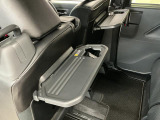 【格納式シートバックテーブル】車内でのお食事などで活躍♪カップホルダーも備えています。