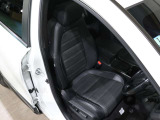 程よい硬さとホールド性が高いシートで長時間運転も快適です。