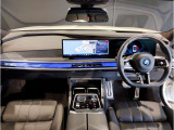 ☆センターパネルを運転席側に僅かに傾けたBMW独特のインパネ☆【駆け抜ける歓び】はここからもスタートしております☆