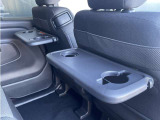 運転席・助手席シートバックにカップホルダー付テーブルが付いています、さらに乗り降り時に便利な大型取っ手付きでラクラクです。