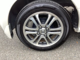 純正アルミホイールです。足元が引き立つので、車全体のイメージがアップしますよ!