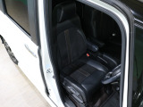 程よい硬さとホールド性が高いシートで長時間運転も快適です。