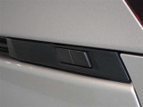 パワーバックドアを装備しています。開閉スイッチはトヨタとして初めて車両側面両側に配置、後ずさりすることなく開閉できます。