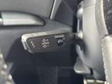 ●アダプティブクルーズコントロール『設定した速度で前方車両に追いつくと、安全な車間距離を自動で調整して前方車両を追従します。長距離ドライブでの疲労を軽減する大変重宝する機能です。』