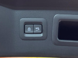 【パワーバックドア】スマートキーや運転席のボタンを押すだけでリアゲートが自動で開閉します!荷物を持っている時や、高い位置にあるバックドアを閉める際に便利な機能です♪