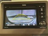 リバースギアに入れるだけで後方の表示へ切り替わります。夜間や雨の日の駐車も楽になりますよ。