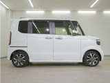 リアには左右スライドドアを採用。狭い駐車場でも開閉しやすく、強風の日でもドアが煽られにくくなっております。小さなお子さまやご年配の方も安心して乗り降りできます。