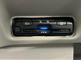 操作ボタンと表示部がまとまった車内装備です。ボタンのマークを確認しやすく、案内音量などの調整にも活用できます。日常的に使う機器を手元で扱えます。