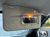 運転席のサンバイザーにはミラーがついております。