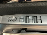電動格納式リモコンドアミラーと、パワーウィンドウスイッチ等は運転席ドアにあります。