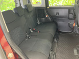 後席は3人分の座席とヘッドレストが並び、同乗者がゆったり過ごせる空間です。窓から外の様子を感じられ、足元にもゆとりがあり、家族での移動にも便利です。