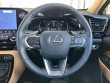 メーターをステアリング越しに確認しやすく、視線の移動を抑えた運転姿勢を取りやすい配置です。手元には複数のスイッチが備わり、日常の操作にも便利です。