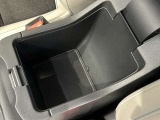 アームレスト付きのセンターコンソールボックスが装備されておりますので、長距離移動の際も便利にお使いいただけます。