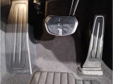 BMWはオルガン式アクセルペダルを採用しています。踏み込む足とペダルが同じ軌跡を描くため、かかとがずれにくく、アクセルコントロールがよりしやすくなるメリットがあります。