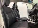 広い足元にゆったり座れるシートには肘掛けも装備しており長距離の運転でも疲れにくくなってます。